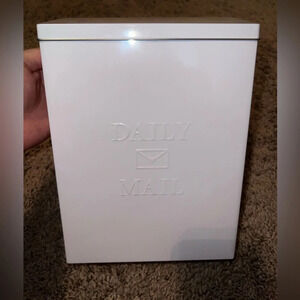 Daily Mail Hanging Holder